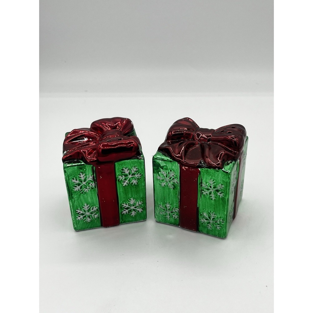 Vintage Christmas Gift Box Salt & Pepper Shakers Red & Green Holiday Table De